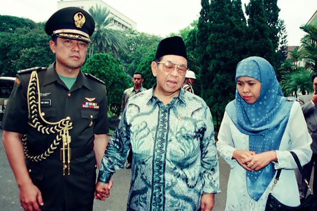 Gubernur Khofifah Ajak...