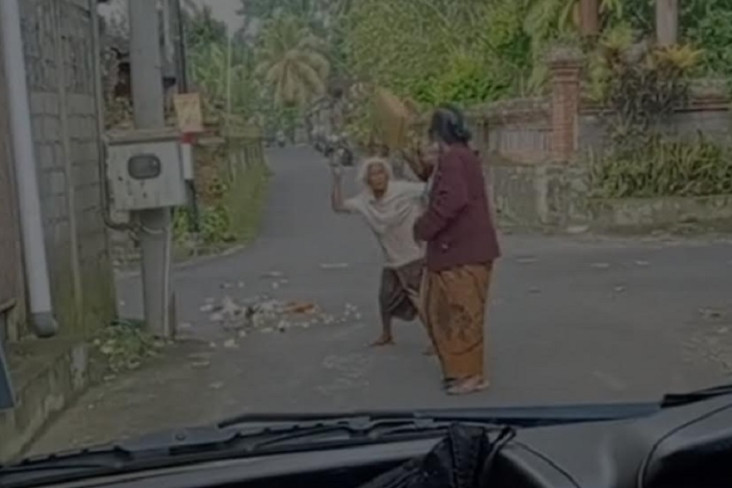 Astaga! 2 Nenek di Gianyar...