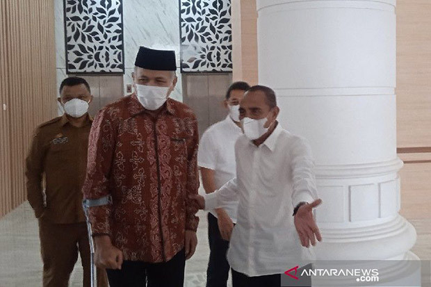 Gubernur Aceh Nova Iriansyah...