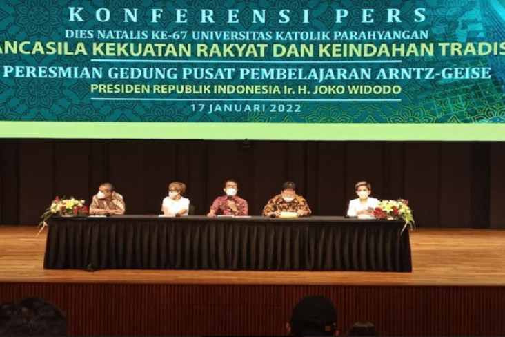 Rektor Unpar Angkat...