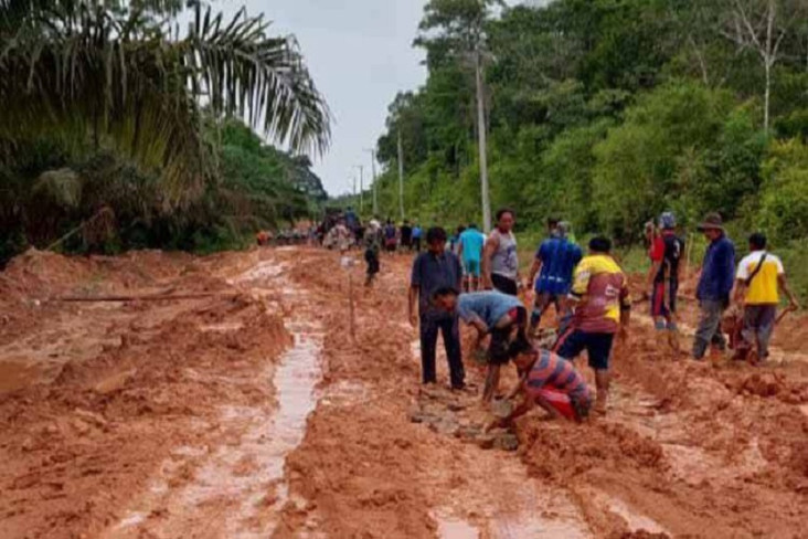 Jalan Desa di Kobar...