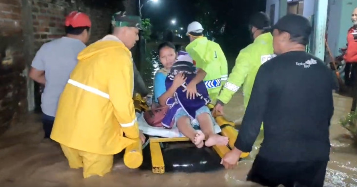 Banjir Bandang Terjang...