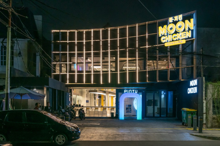 Digandeng Pintu, Moon...