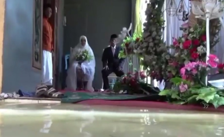 Terendam Banjir, 2 Sejoli...