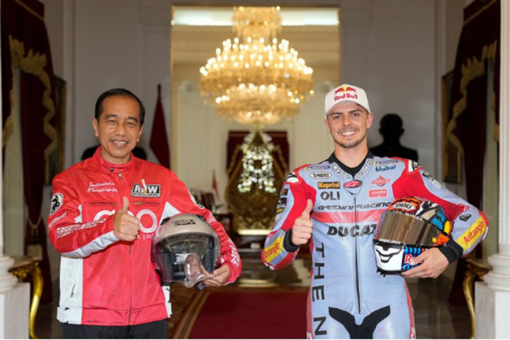 Lewat Parade MotoGP,...