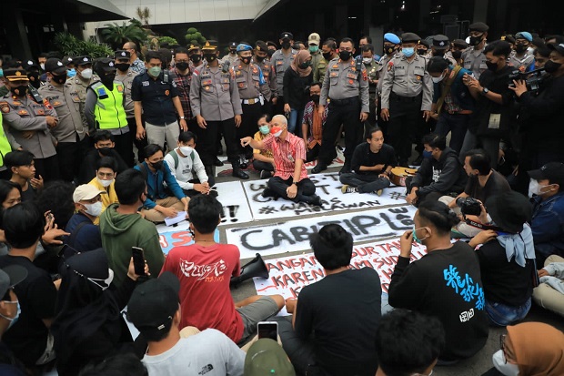 Ganjar Temui Demo Mahasiswa...