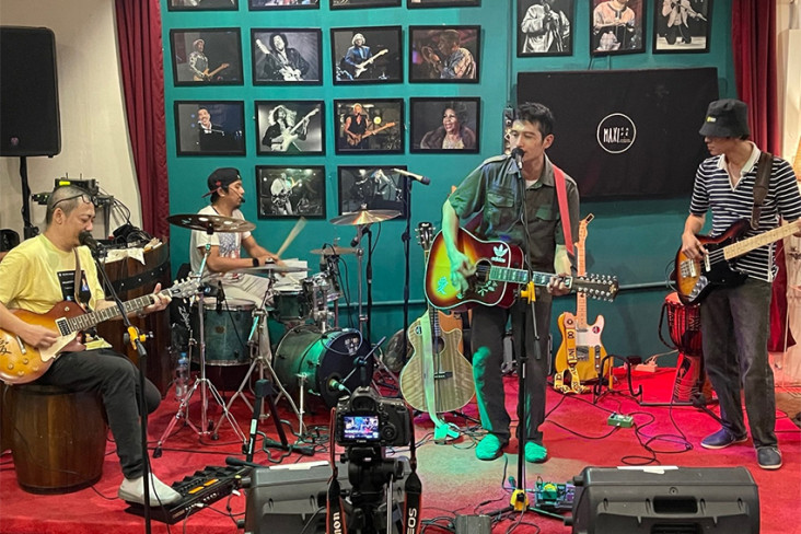 Band The Ayayay Sukses...