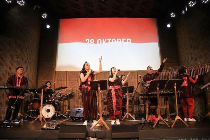 Bikin Anthem Lewat Angklung,...