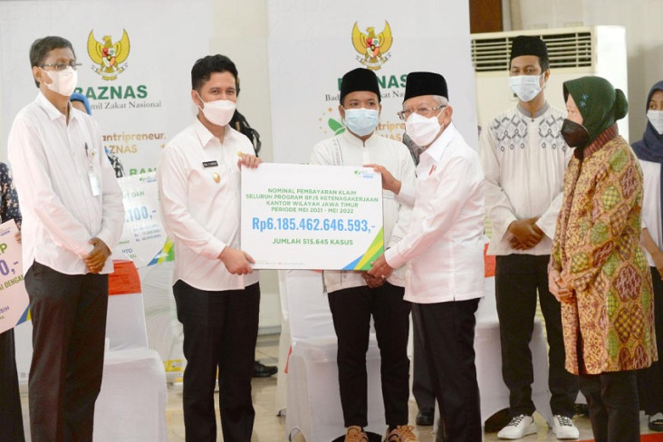 Wapres Serahkan Manfaat...