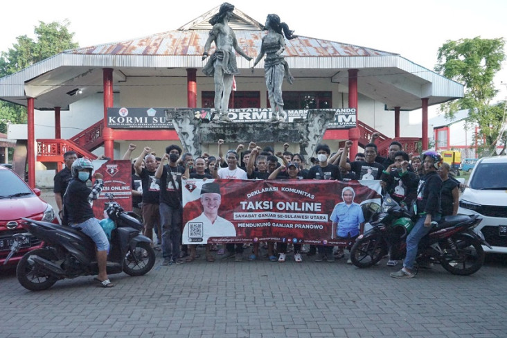Ratusan Pengemudi Taksi...