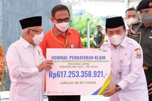 Wapres Serahkan Manfaat...
