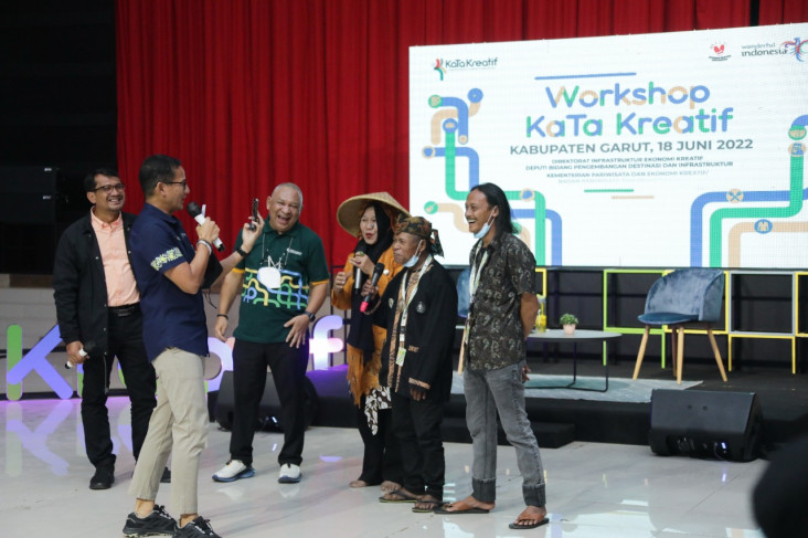 Momen Sandiaga Ngevlog...