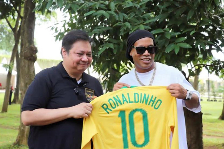 Oper-operan Bola dengan...