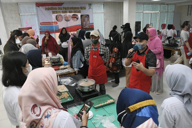 Dukung Sandiaga, Emak-emak...