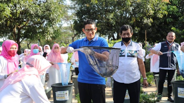 Sandiaga Uno Happy,...