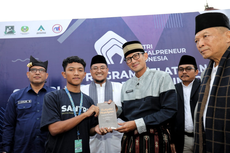 Sandiaga Uno Bagikan...