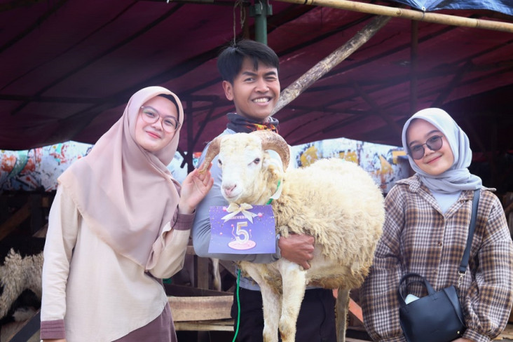 Anniversary ke-5, Azrina...