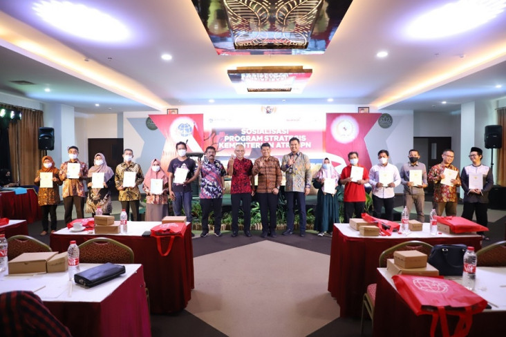 Terima Sertifikat Tanah...