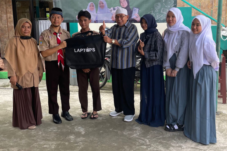 Berbagi Bahagia dengan...