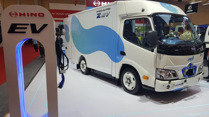 Hino Pajang Truk Pintar...