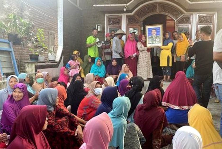 Ratusan Warga Datangi...