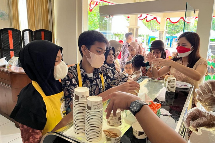 Rayakan Ultah Ke-4,...