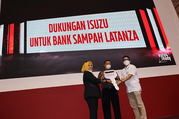 Isuzu Serahkan Mobil...