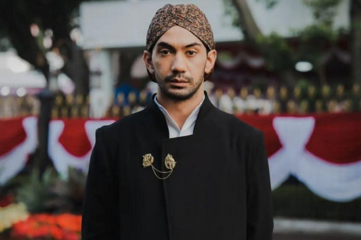 Kenakan Koleksi Auguste...
