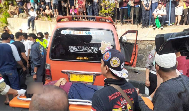 Angkot Tabrak Motor...