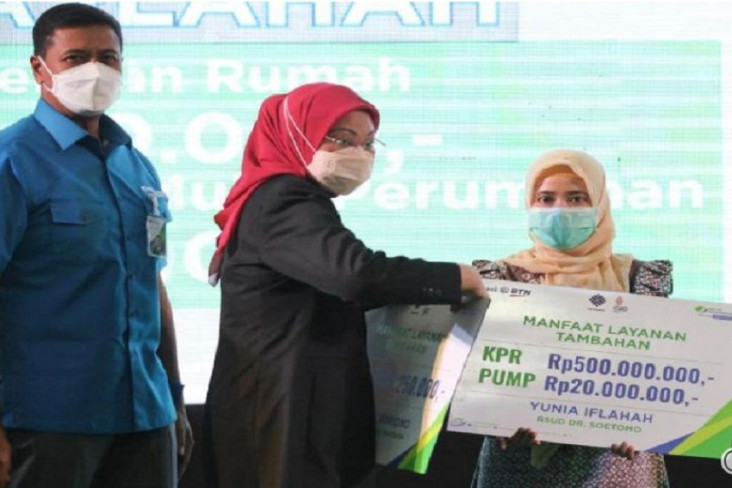 Menaker Kembali Serahkan...