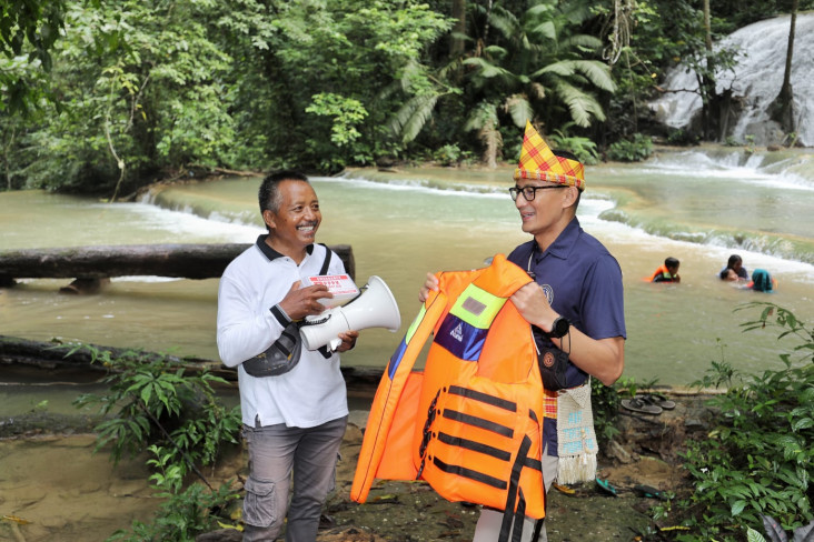 Datangi Air Terjun Moramo,...