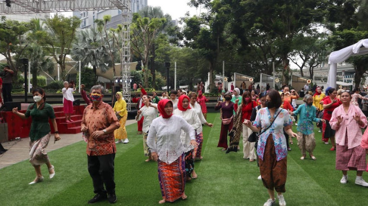 Ratusan Perempuan Berkebaya...