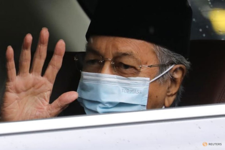 Keluar dari RS, Mahathir...