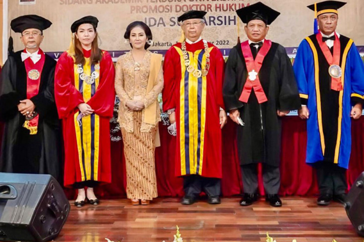 Pertahankan Disertasi...