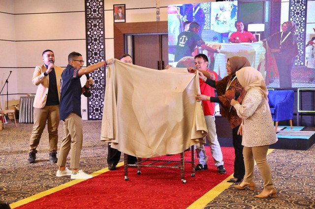 Momen Sandiaga Uno Beri...