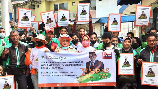 Relawan Sandiaga Bagikan...