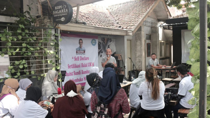 Relawan Sandiaga Bantu...