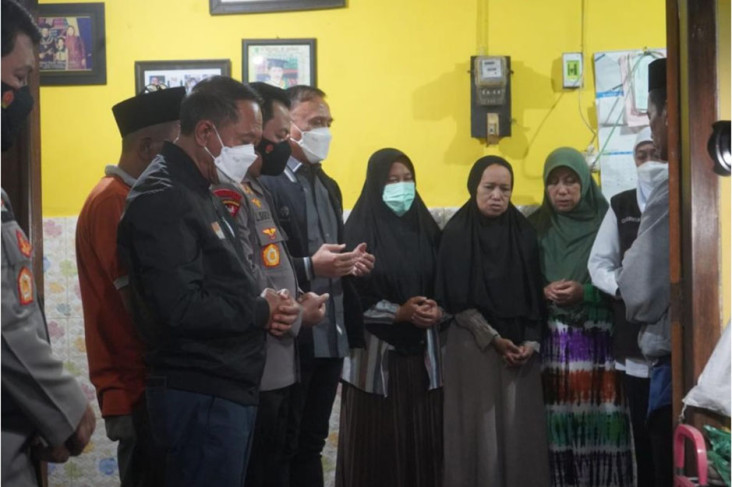 Menpora Kunjungi Korban...