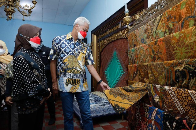 Blusukan ke Pasar Kliwon,...