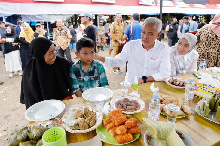 Blusukan ke Pasar Mamuju,...
