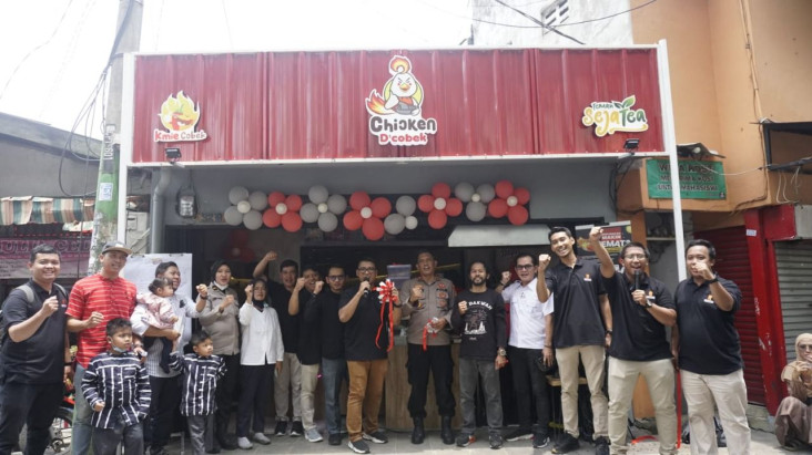 Chicken D’Cobek Hadirkan...