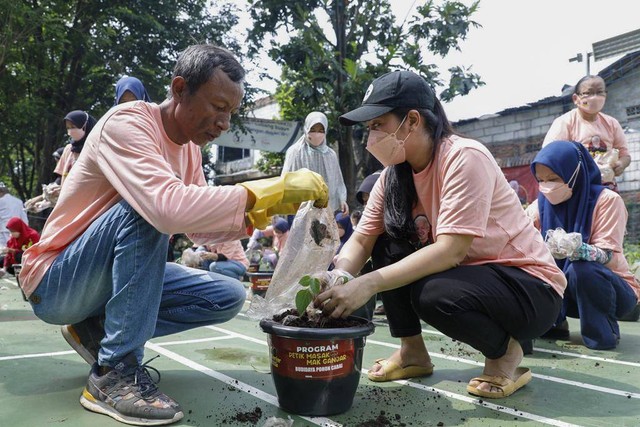 Siasati Harga Sembako,...