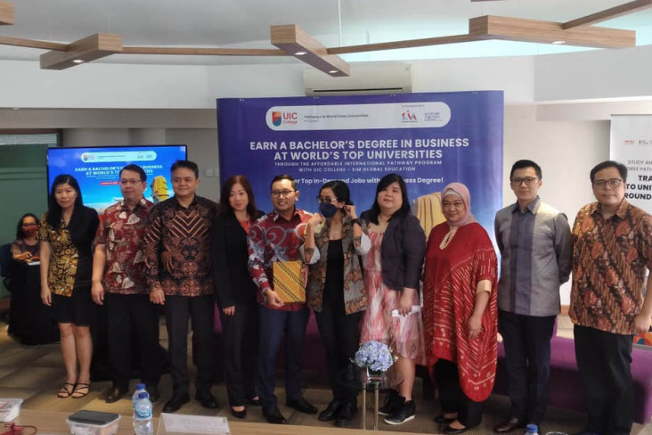Melalui Jakarta & Singapura...