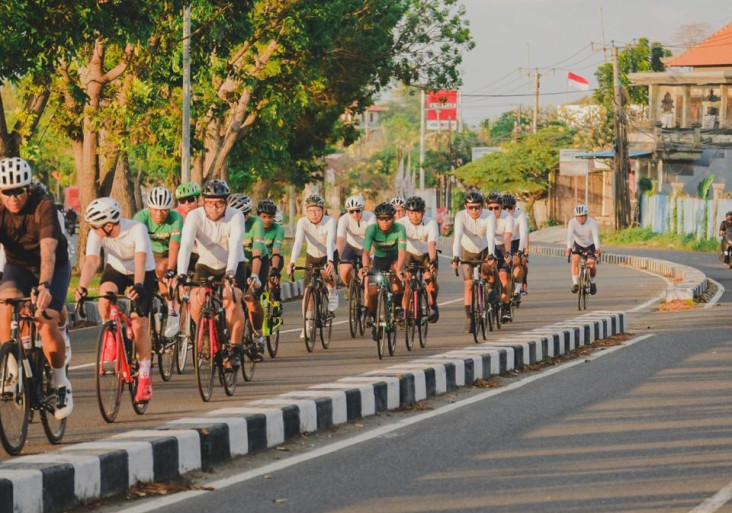 Berolahraga Outdoor...