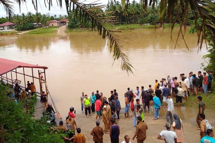 Asyik Bermain di Sungai...
