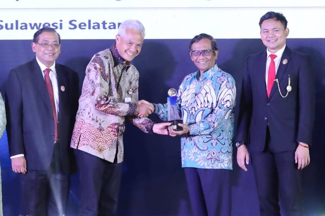 Dorong Transparansi,...
