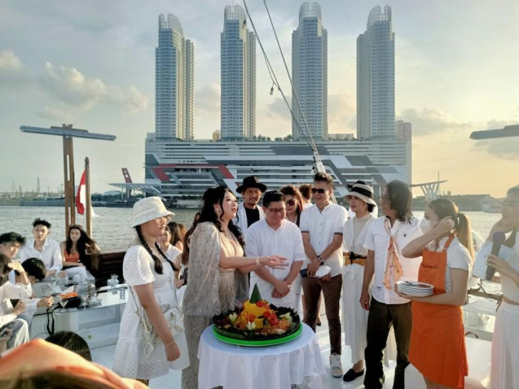 Andre Hehanusa dan Sejumlah...