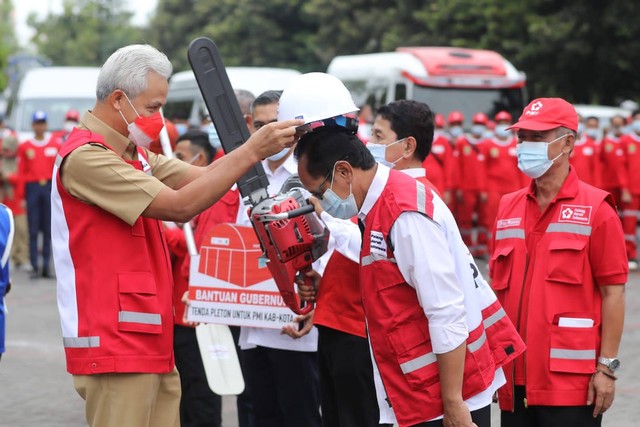 Ganjar Serahkan Bantuan...