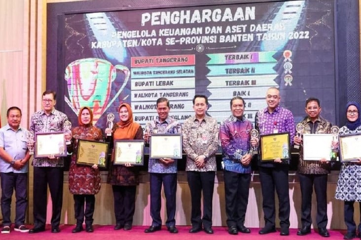 Pemkab Tangerang Raih...