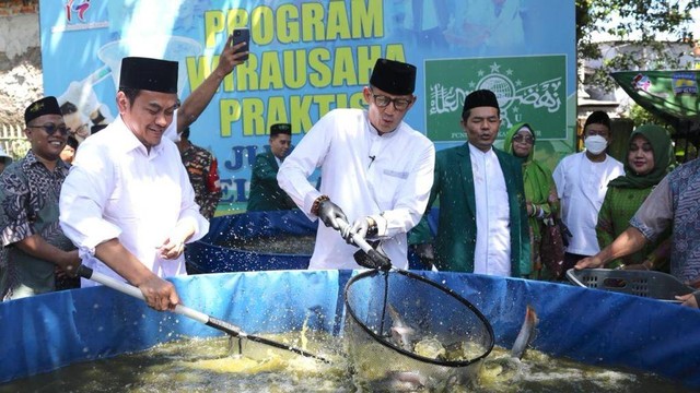 Sandiaga Panen Lele...